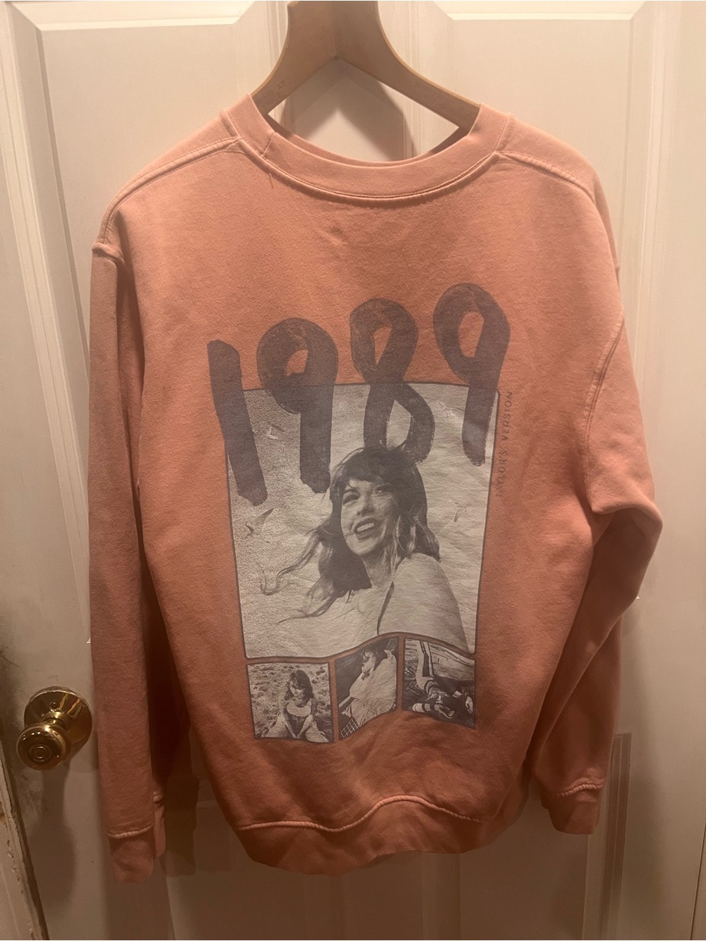 Taylor Swift 1989 Graphic Crewneck - Peach